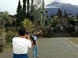 Masuk Wilayah Rawan, Pura Besakih Masih Tetap Dikunjungi Wisatawan
