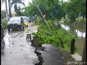 Akses Jalan Menuju Mangrove Surabaya Ambles