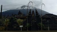 Foto: Lengangnya Pura Besakih di Radius 6 Km dari Gunung Agung