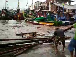 Ombak Palabuhanratu Ngamuk, Perahu Nelayan Dirusak!