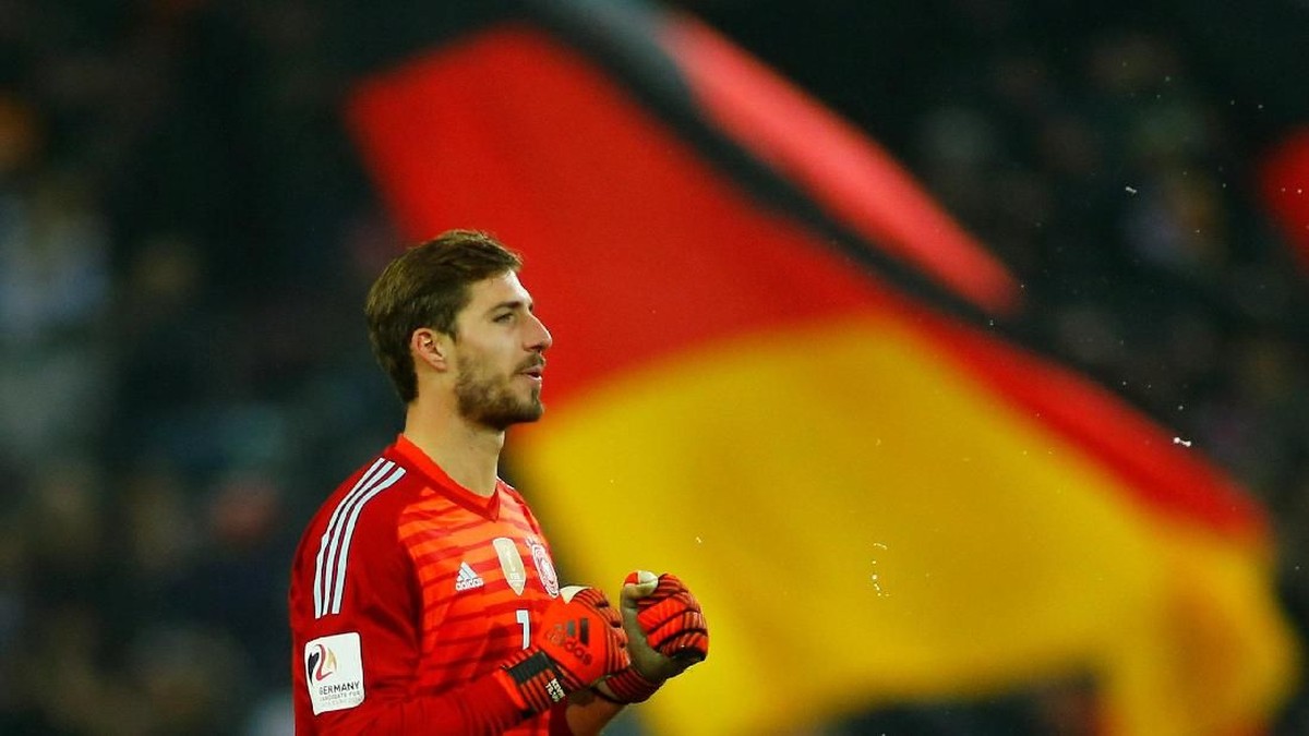 Kevin Trapp saat membela Jerman menghadapi Prancis awal November (Thilo Schmuelgen/Reuters)