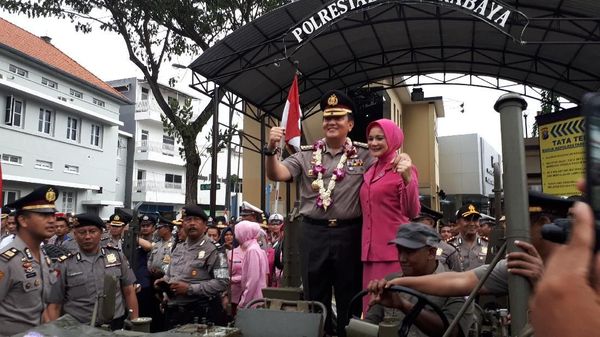 Foto: Momen Haru Saat Melepas Kapolrestabes Surabaya