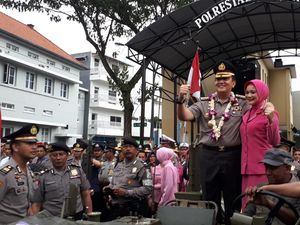 Foto: Momen Haru Saat Melepas Kapolrestabes Surabaya