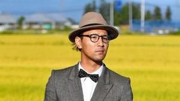 Foto: Petani Paling Fashionable, Pakai Setelan Jas saat Bekerja di Sawah