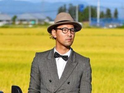 Foto: Petani Paling Fashionable, Pakai Setelan Jas saat Bekerja di Sawah