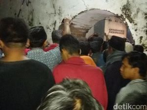 Sultan HB X Lakukan Jejak Beteng, Batu Bata Pun Jadi Rebutan Warga