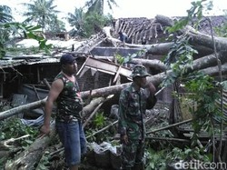 Angin Kencang di Banyumas, Pohon Tumbang Timpa Rumah dan Pemotor