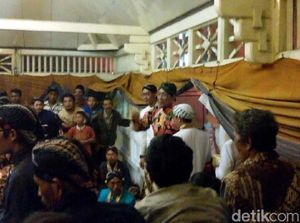 Ribuan Warga Berebut Uang Logam yang Disebar Sultan HB X