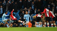 Saat laga seperti akan berakhir imbang, Sterling muncul sebagai pahlawan. Dia mencetak gol di detik-detik terakhir laga, tepatnya menit ke-96, untuk memastikan kemenangan City. Foto: Dan Mullan/Getty Images