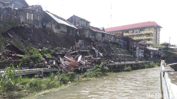 Foto: Melihat Longsor di Bantaran Kali Code Yogyakarta