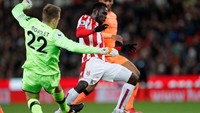 Pemain Stoke City Mame Biram Diouf sudah membukukan empat gol. Satu-satunya gol tandang dibukukan saat The Potters dihajar 2-7 oleh Manchester City. (Foto: Eddie Keogh/Reuters)