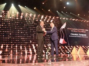 CT Raih Penghargaan atas Kontribusi Luar Biasa di Industri TV Asia
