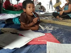 Begini Kesulitan Anak-anak Saat Belajar di Pengungsian Gunung Agung