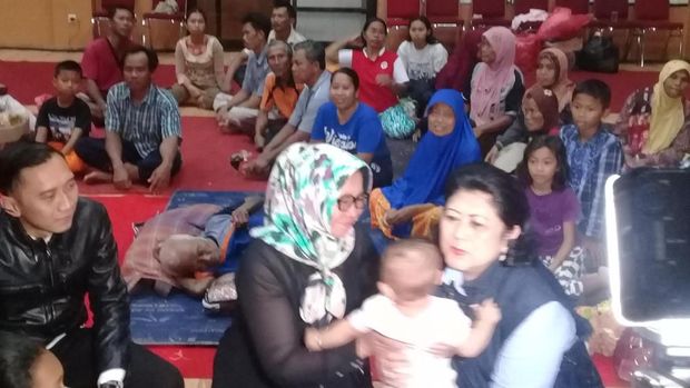 Susilo Bambang Yudhoyono dan keluarga mengunjungi pengungsi korban banjir di Kabupaten Pacitan, Jawa Timur, Kamis (30/11/2017) Foto: Sugeng Harianto