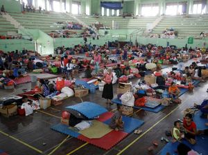 Polda Jatim Kirim Bantuan Logistik ke Korban Erupsi Gunung Agung