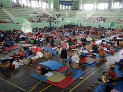 Polda Jatim Kirim Bantuan Logistik ke Korban Erupsi Gunung Agung