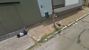 Kasihan tapi Kocak! Bocah Terjatuh Saat Jalan Terekam Google Street