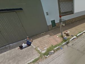 Kasihan tapi Kocak! Bocah Terjatuh Saat Jalan Terekam Google Street Kasihan tapi Kocak! Bocah Terjatuh Saat Jalan Terekam Google Street