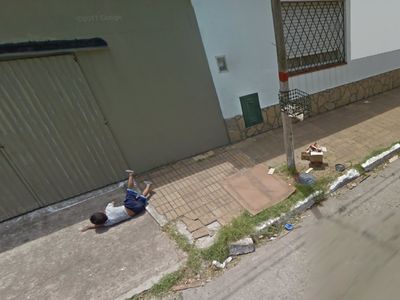 Kasihan tapi Kocak! Bocah Terjatuh Saat Jalan Terekam Google Street