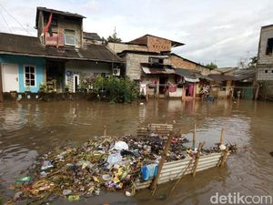 Tanggul Jatipadang Jebol Lagi, Sandi: Kita akan Langsung Datang Tanggul Jatipadang Jebol Lagi, Sandi: Kita akan Langsung Datang