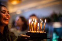 Hii.. Kebiasaan Tiup Lilin Kue Ulang Tahun Picu Penyebaran Bakteri 