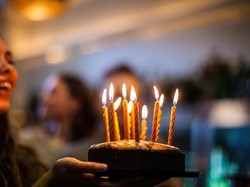 Sejak Kapan Tiup Lilin Jadi Tradisi Ulang Tahun? Begini Asal-usulnya