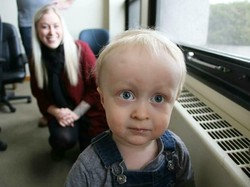 Lucu deh, Bocah Kecil Ini Ganggu Ibunya saat Yoga