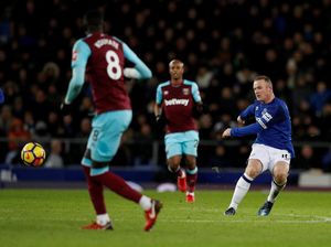 Rooney Lengkapi Hat-trick Lewat Tembakan dari Tengah Lapangan
