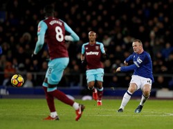 Rooney Lengkapi Hat-trick Lewat Tembakan dari Tengah Lapangan