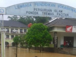 KPAI Minta Nasib Anak Korban Banjir dan Longsor Pacitan Diperhatikan KPAI Minta Nasib Anak Korban Banjir dan Longsor Pacitan Diperhatikan