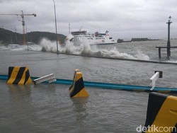 Gelombang Tinggi, 4 Dermaga di Merak Ditutup
