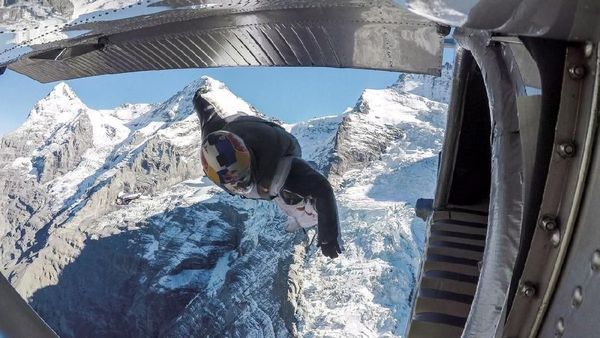 Foto: Atraksi Bahaya, Terjun Masuk ke Pesawat di Ketinggian 4.000 Meter