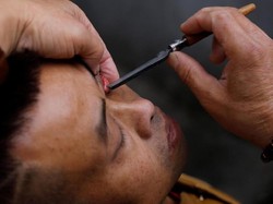 Atraksi Ekstrem di China, Bersihkan Mata Pakai Pisau