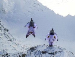 Atraksi Keren Penerjun Payung dan Wingsuit
