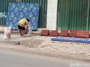 Cuaca Cerah, Korban Banjir di Bantul Jemur Kasur