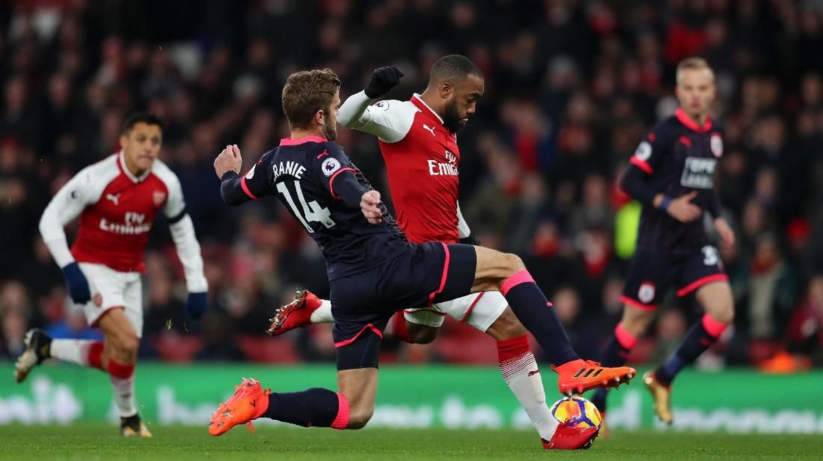 Alexandre Lacazette membawa Arsenal memimpin 1-0 atas Huddersfield Town di babak pertama (Catherine Ivill/Getty Images)