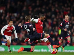 Lacazette Bawa Arsenal Memimpin