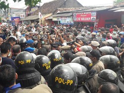 Ricuh Warnai Pembongkaran Ratusan Rumah dan Kios di Cibinong