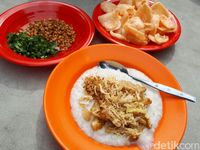 Mang H. Oyo: Gurih Kental Bubur Ayam Cakwe yang Sudah Ada Sejak 1970