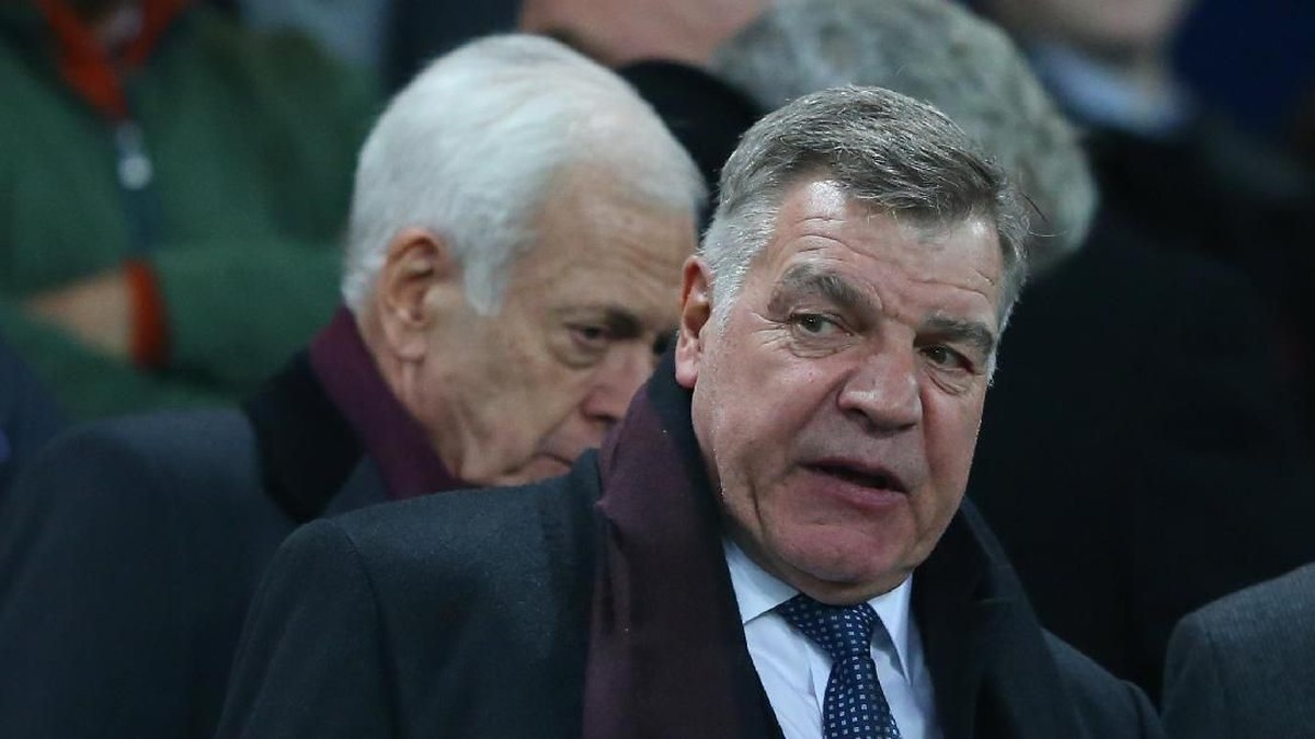 Sam Allardyce di tribune Goodison Park ketika Everton mengalahkan West Ham United 4-0 (Alex Livesey/Getty Images)