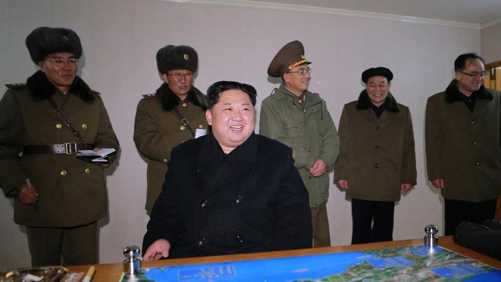 Foto: Ekspresi Bahagia Kim Jong-Un Berhasil Luncurkan Rudal Balistik