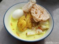 Mang H. Oyo: Gurih Kental Bubur Ayam Cakwe yang Sudah Ada Sejak 1970