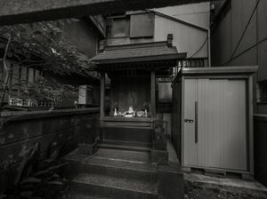 Aneh, Ternyata Ada Kuil Misterius di Tengah-tengah Akihabara Aneh, Ternyata Ada Kuil Misterius di Tengah-tengah Akihabara