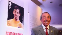 Kiper Inggris saat jadi juara dunia 1966, Gordon Banks, juga jadi asisten bagi duet host, Gary Lineker dan Maria Komandnaya, di acara drawing (Clive Mason/Getty Images)