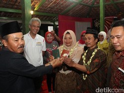 Ketika Gubernur Ganjar Mendadak Ditodong Jadi Saksi Nikah di Desa