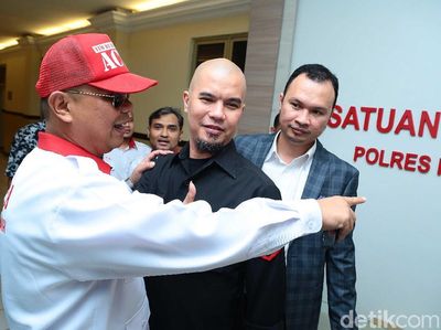 Resmi Tersangka, Ahmad Dhani Sambangi Polres Jaksel