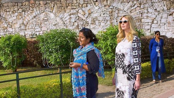 Foto: Ivanka Trump Pakai Gaun Rancangan Desainer Indonesia Saat di India