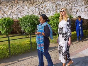 Foto: Ivanka Trump Pakai Gaun Rancangan Desainer Indonesia Saat di India