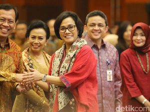 Sri Mulyani Minta Robert Pakpahan Kejar Target Pajak Sri Mulyani Minta Robert Pakpahan Kejar Target Pajak