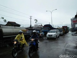 Ada Genangan di Pantura, Arus Lalin Demak-Semarang Padat